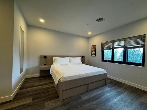 una camera da letto con un letto e una finestra di Xquisite Suites a Freeport