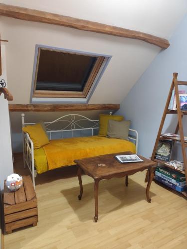Llit o llits en una habitació de L'ancien café
