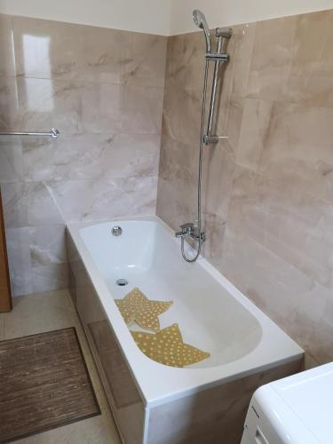 a bathroom with a bath tub with a star on it at Naomi's Sunshine in Cres