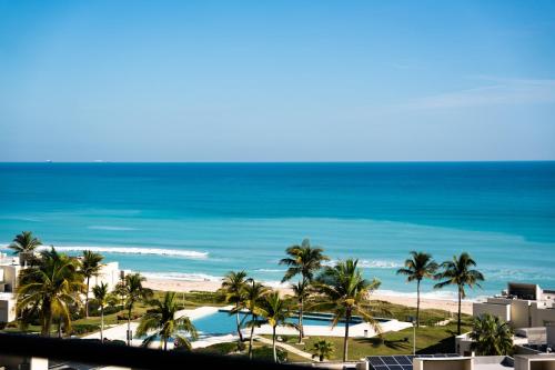 a view of the beach from the balcony of a resort at Departamento Cadiz in Miramar