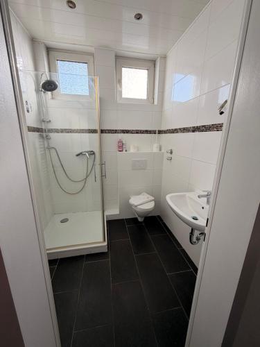 a bathroom with a shower and a toilet and a sink at A2 MonteurQuatier Lünen in Lünen