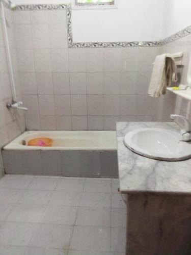 Bilik mandi di Basera Lodges