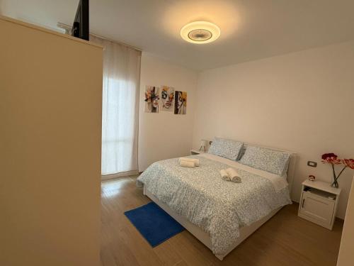 a bedroom with a bed with two towels on it at La Loggia sui Giardini in Mola di Bari