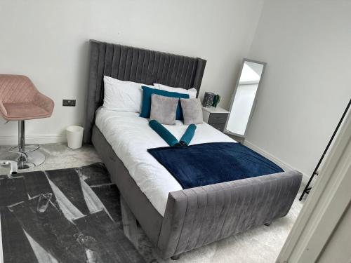 2 bedroom lovely flat photo 13