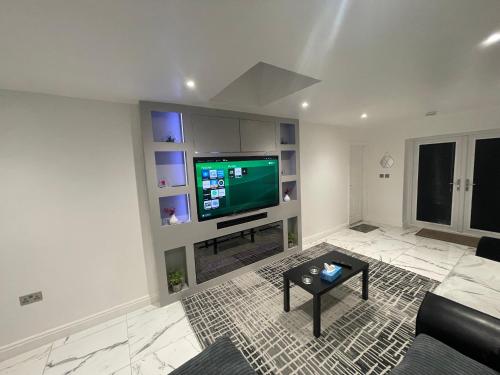 2 bedroom lovely flat photo 6