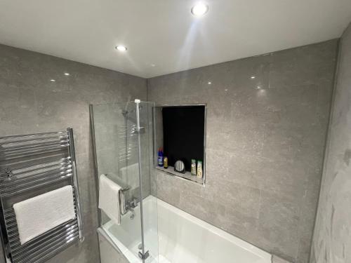 2 bedroom lovely flat photo 4