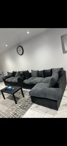 2 bedroom lovely flat photo 25