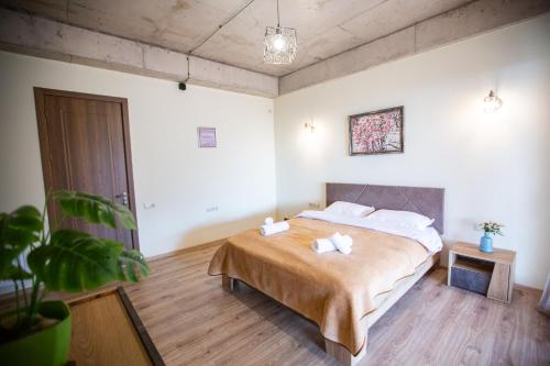 a bedroom with a bed with two towels on it at GM - Guesthouse in Choporti