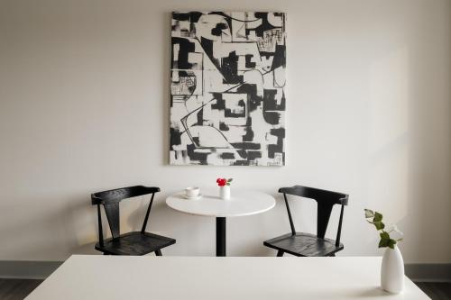 a white table with two chairs and a table with a white table at Kasa Capitol Hill Downtown Nashville in Nashville