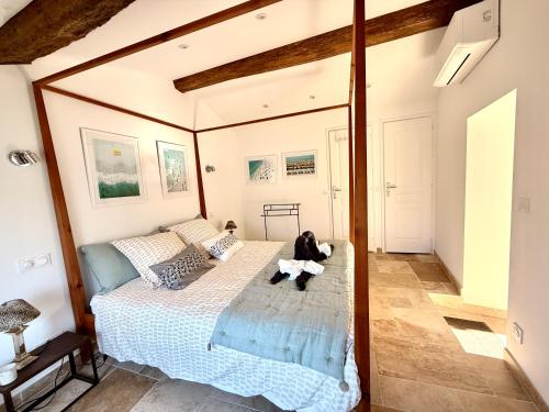 a bedroom with a bed with a teddy bear sitting on it at La Villa au Patio Suspendu by GC - Clim - Wifi in Sérignan
