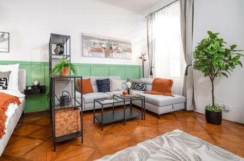 Trendy Apt Centrally Located with PS5, AC, balcony