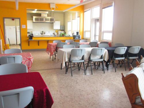 a conference room with a long table and chairs at Auberge La Petite École de Forillon in Gaspé