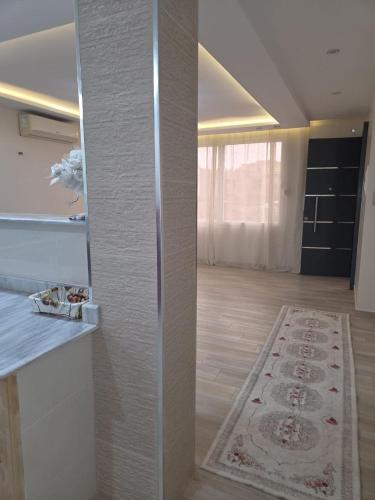 a room with a corridor with a rug on the floor at Appartement indépendant de villa in Tipaza