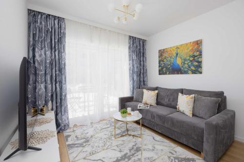 Unique Apartment for 4 People with Parking in Warsaw by Noclegi Renters