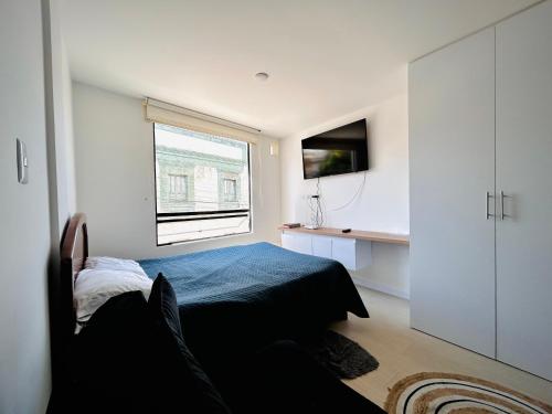 a bedroom with a bed and a window at Apartamento mar in Tunja