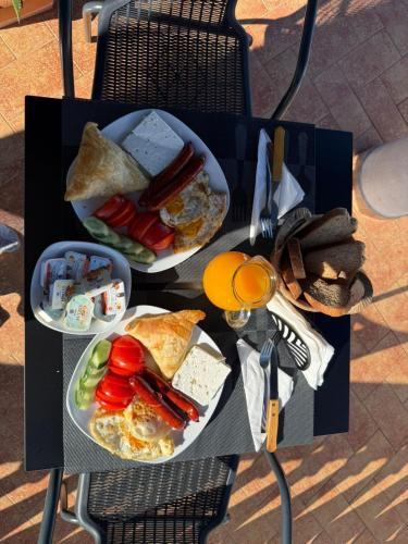 a table with two plates of food on it at The Blue House in Shkodër