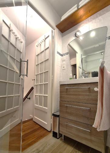 a bathroom with a sink and a mirror at Maison tout confort avec jardin - CHANTILLY, SENLIS, PARC ASTERIX, PARIS CDG in Avilly-Saint-Léonard