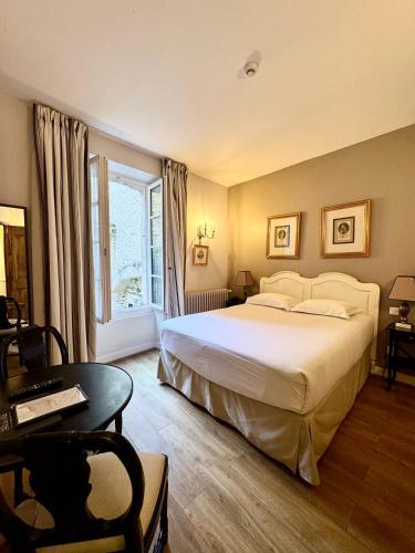 Llit o llits en una habitació de Hotel Du Midi