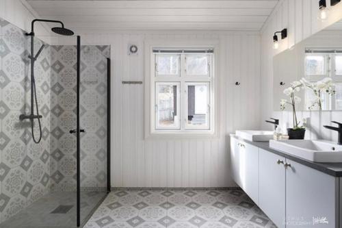 a white bathroom with a shower and a sink at Paradis ved Norefjell in Surteberg