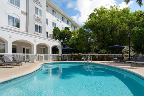 a swimming pool in front of a building at Courtyard Fort Myers at I-75 and Gulf Coast Town Center in Estero