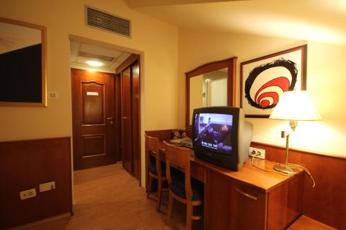 a hotel room with a television on a desk at Villa Koruna - Mali Ston in Ston