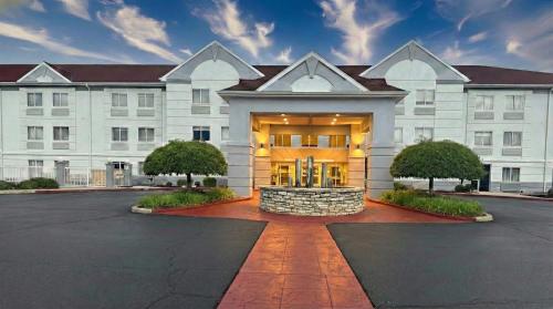 a large white building in a parking lot at Holiday Inn Express Hotel & Suites Port Clinton-Catawba Island by IHG in Port Clinton