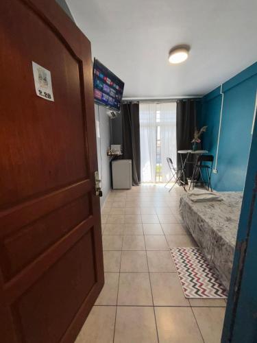 a room with a door and a room with a table at Cayenne Centre Eco Castor in Cayenne