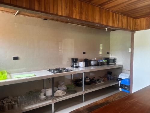 ครัวหรือมุมครัวของ Monteverde Monkey Hostel