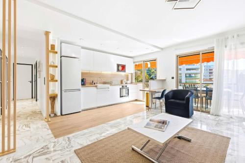 Lacour - 2 bedroom apartment - Large terrace - 2 min from the Croisette & beaches