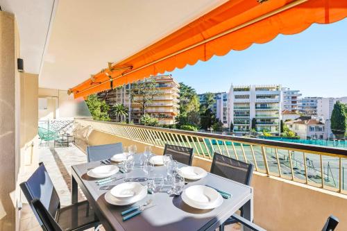 Lacour - 2 bedroom apartment - Large terrace - 2 min from the Croisette & beaches