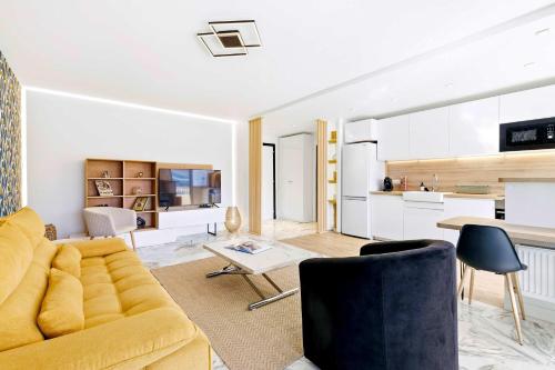 Lacour - 2 bedroom apartment - Large terrace - 2 min from the Croisette & beaches
