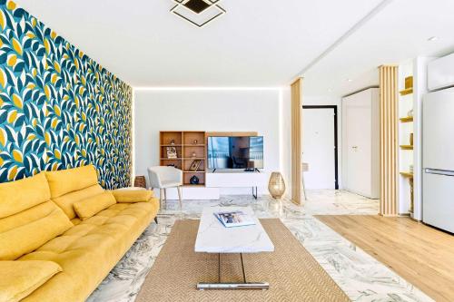 Lacour - 2 bedroom apartment - Large terrace - 2 min from the Croisette & beaches