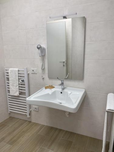 a bathroom with a sink and a mirror at Mama Lidia in Creazzo