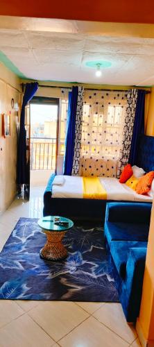 una stanza con due letti e un tavolo di Soft home studio a Nairobi