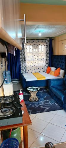 un soggiorno con un letto a castello e una stufa di Soft home studio a Nairobi