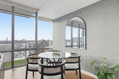 Curated visual reference: Condo Art Galleries With City Skyline Views Reference: Chic Bay St Condo Skyline Views 55 TV Toronto Preços