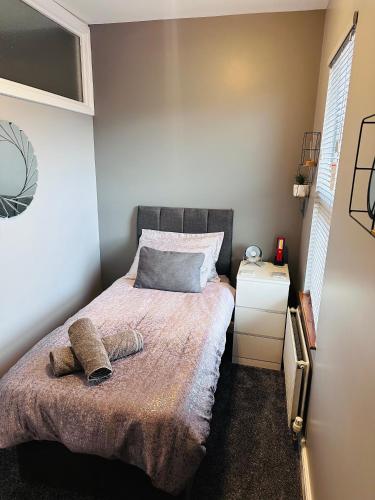 a small bedroom with a bed and a night stand at House in Hemingfield, Ideal for Contractors and Long Stays in Wombwell