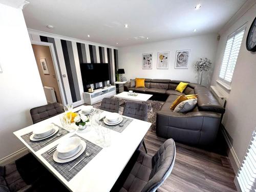 a living room with a table and a couch at Luxury home Cheshunt in Wormley