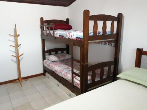 a room with two bunk beds in a room at Triplex com Piscina no Peró - Perto da Praia in Cabo Frio