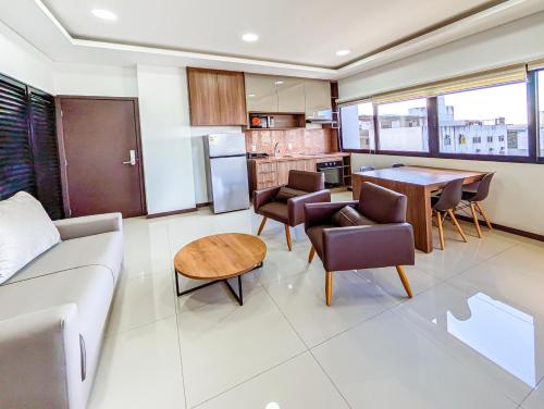 uma cozinha e sala de estar com um sofá e uma mesa em AB 402 2d em Santa Cruz de la Sierra