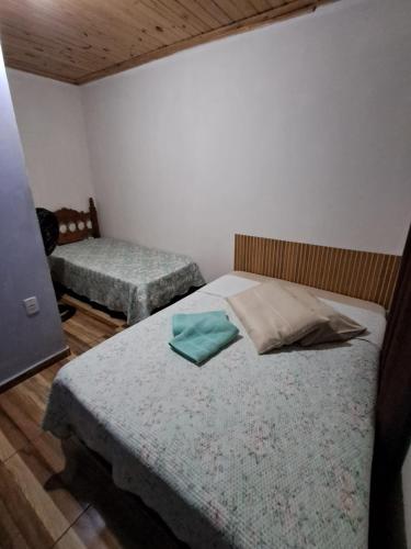 a bedroom with two twin beds in a room at Suite Nomar centro in Brotas