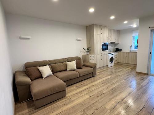 a living room with a couch and a kitchen at Casa Luca in Carvoeiro