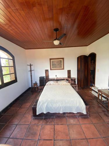 a bedroom with a bed and a wooden ceiling at Caminho das Pedras 206 in São Pedro da Aldeia