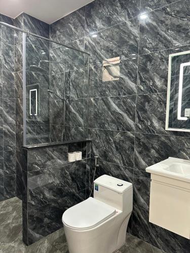 a bathroom with a toilet and a sink at Vung Tau Villa mini sát biển - Gitico Homestay in Vung Tau