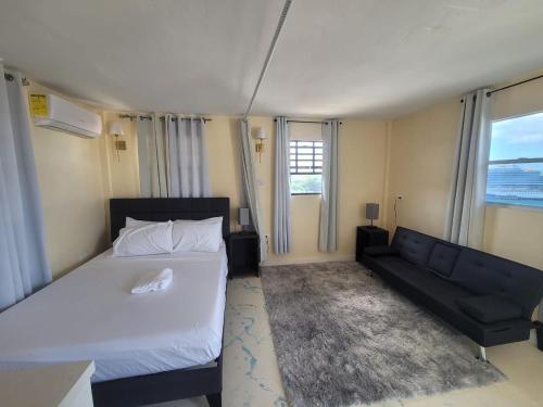 Un pat sau paturi într-o cameră la Ocean view suites