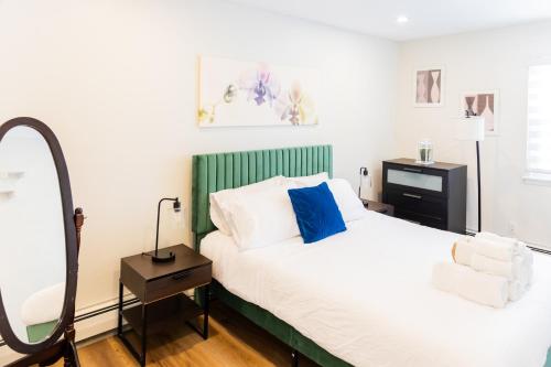 a bedroom with a bed and a mirror at Spacious 2-Bedroom Apartment NYC-10 mins away in Union City
