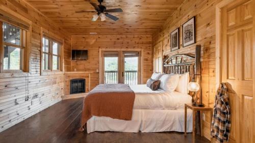 a bedroom with a bed and a ceiling fan at Hickory Ridge by AvantStay Sleeps 20 Incredible Private Elevated Cabin in Gatlinburg