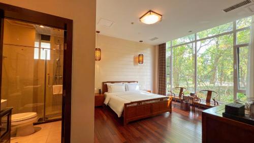 a bedroom with a bed and a shower and a toilet at 四川成都金牛宾馆 Sichuan State Guest Hotel in Chengdu