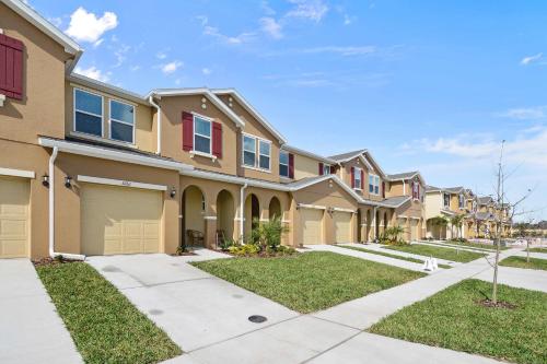 a row of houses with a driveway at Four Bedrooms TownHome 5161 in Kissimmee
