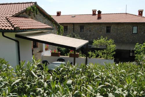 a building with awning in front of a house at Agriturismo San Ottaviano in Monterotondo